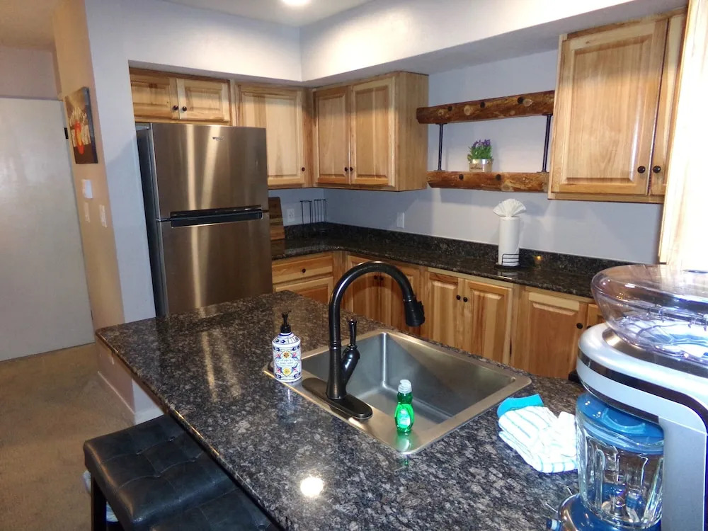 Wild Irishman 2 bed 2 bath Sleeps 9 WIBH