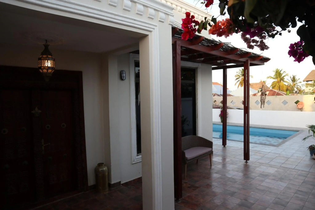 JAMBO JAMBIANI BEACH VILLA, Beautiful Villa at 2 minutes from the Beach