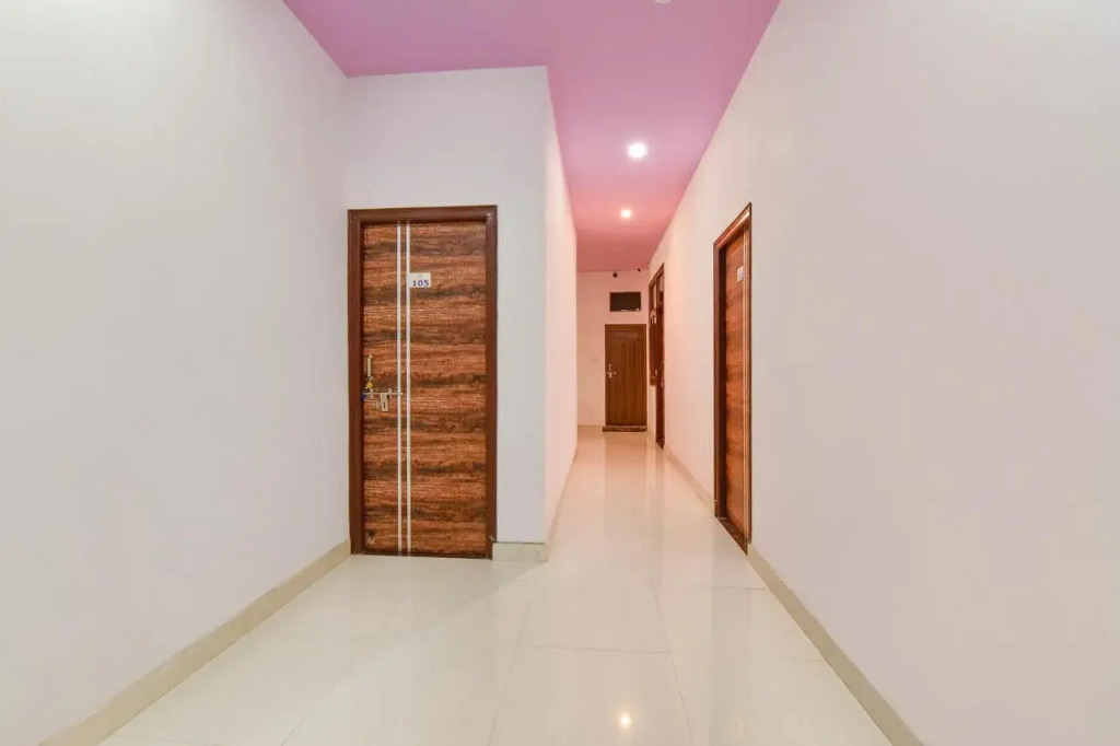 Fabexpress Shree Thakur- 700 Meter Away From Railway Station
