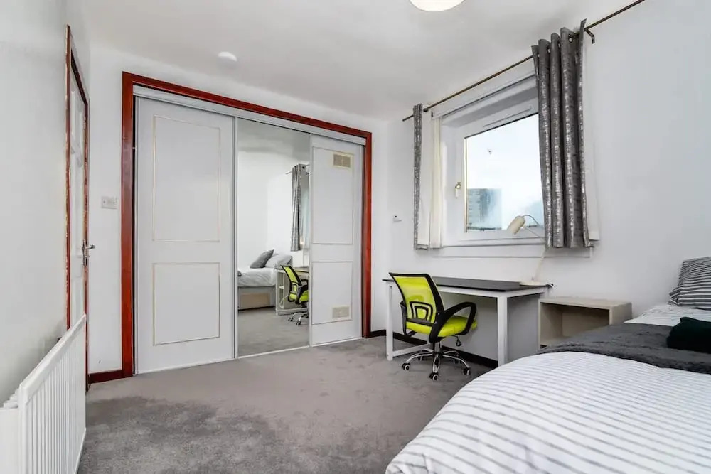 4 Bedroom House - Free Parking