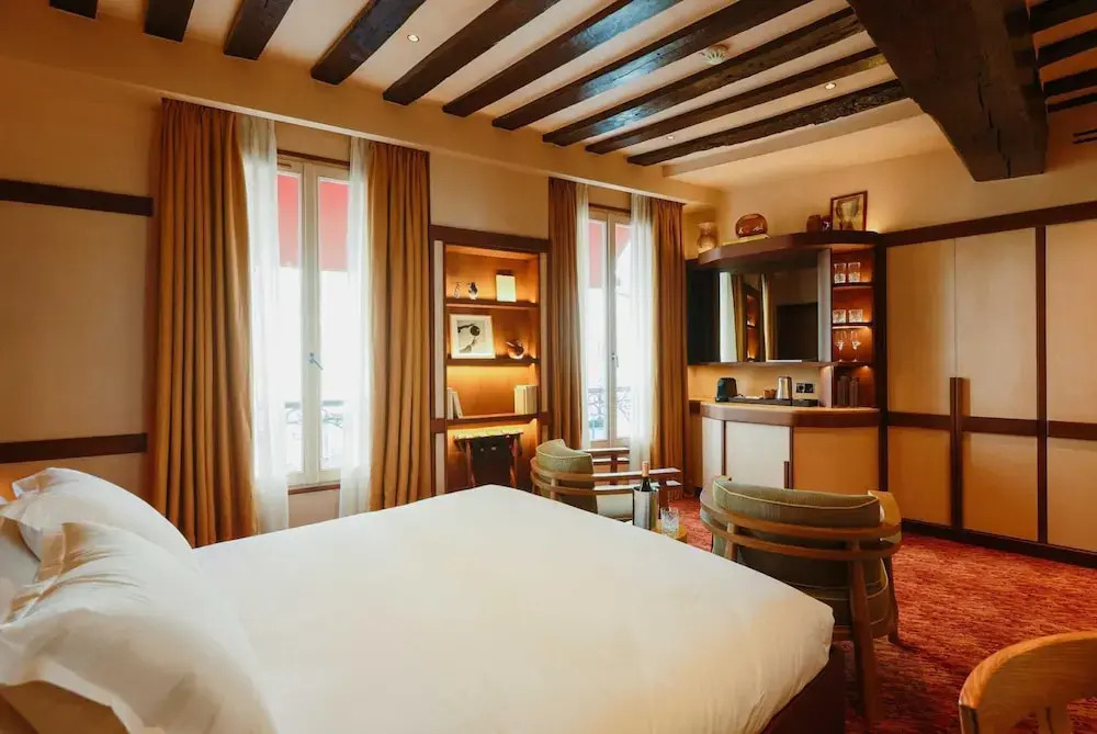 Confidential Suite 6, a Stone's Throw From the Louvre