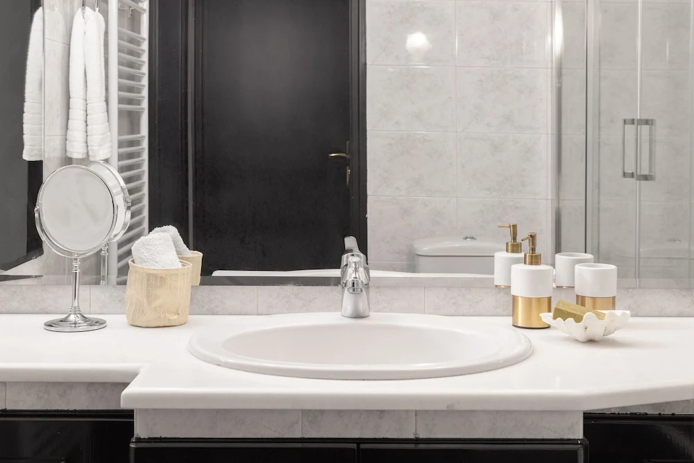 Fresh Detailed Stylish Apt at Acropolis
