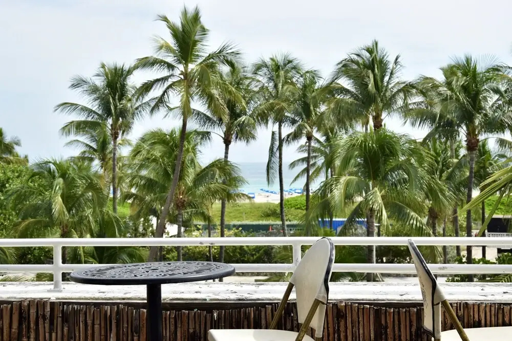 Deco Walk Hostel | Beach Club