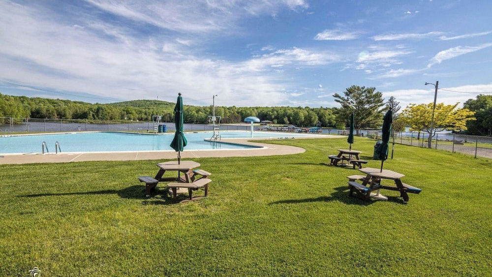Arrowhead Lake Retreat by Avantstay Shared Pool, Game Room, Firepit