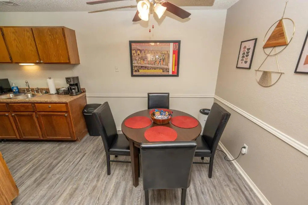 OU Boomer, Pool & Gym, BBQ, Netflix, 100mb Internet, Washer & Dryer