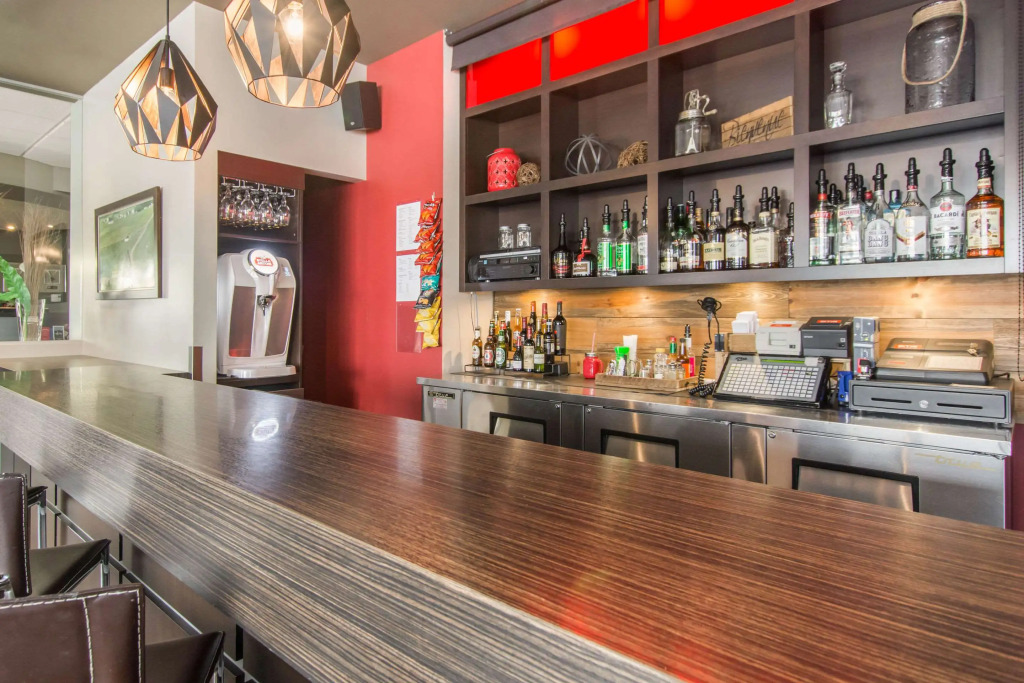 Econo Lodge Inn & Suites