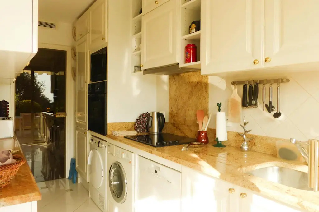 Vacation apartment with large private terrace and community pool, Cannes