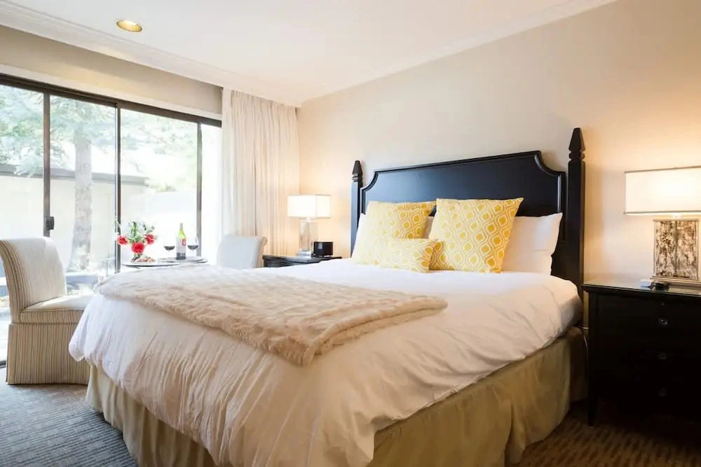 Lux Napa Escape King Bed Steps to Wineries