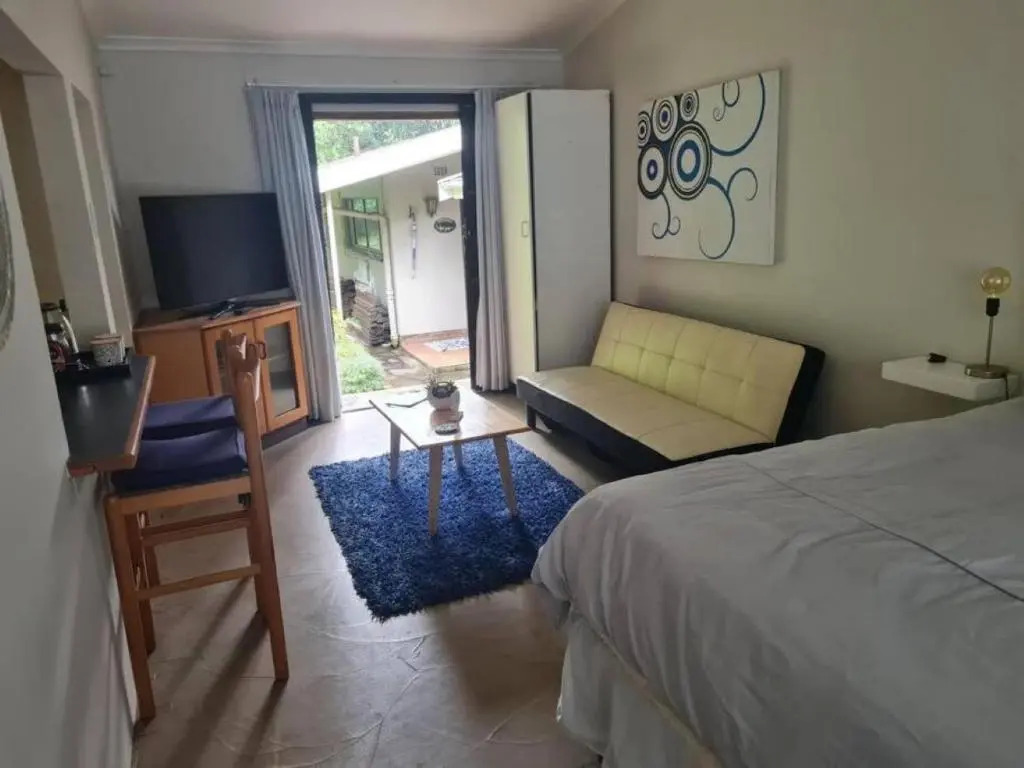 Lovely 1 Queen bed, 1 Sleeper couch Self-catering cottage