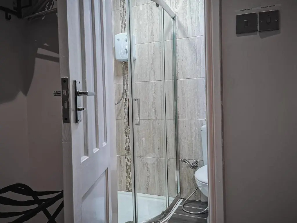 3 Bed Apartment in the Heart of Westend of Glasgow (Adults Only)