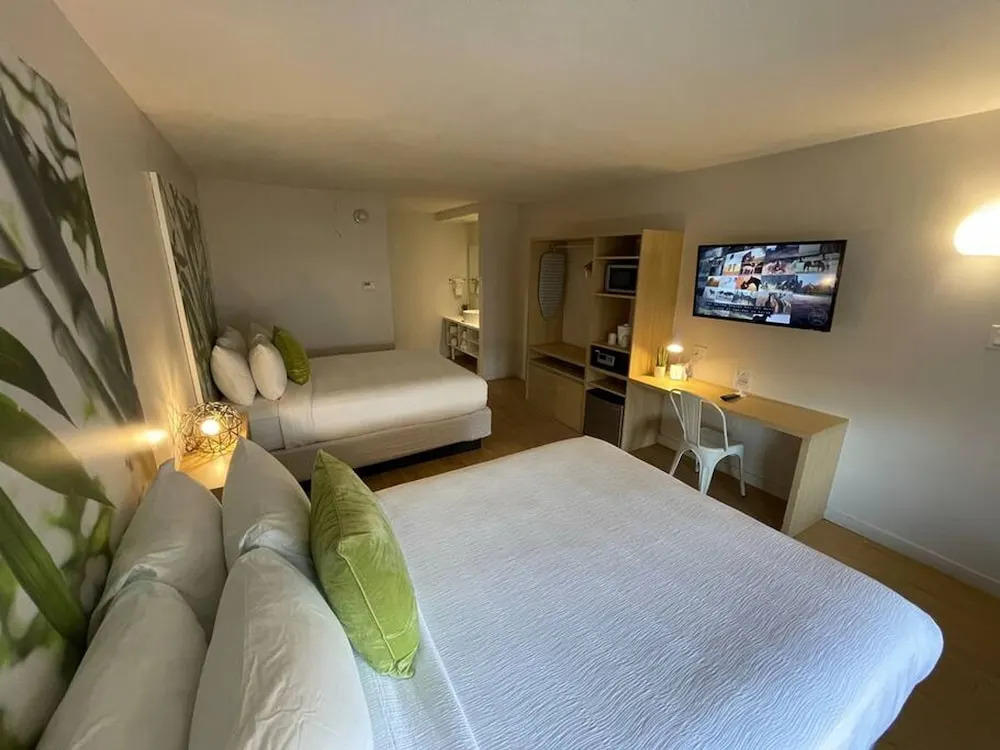 Newly Renovated Room in Cozy Hotel Near Disney