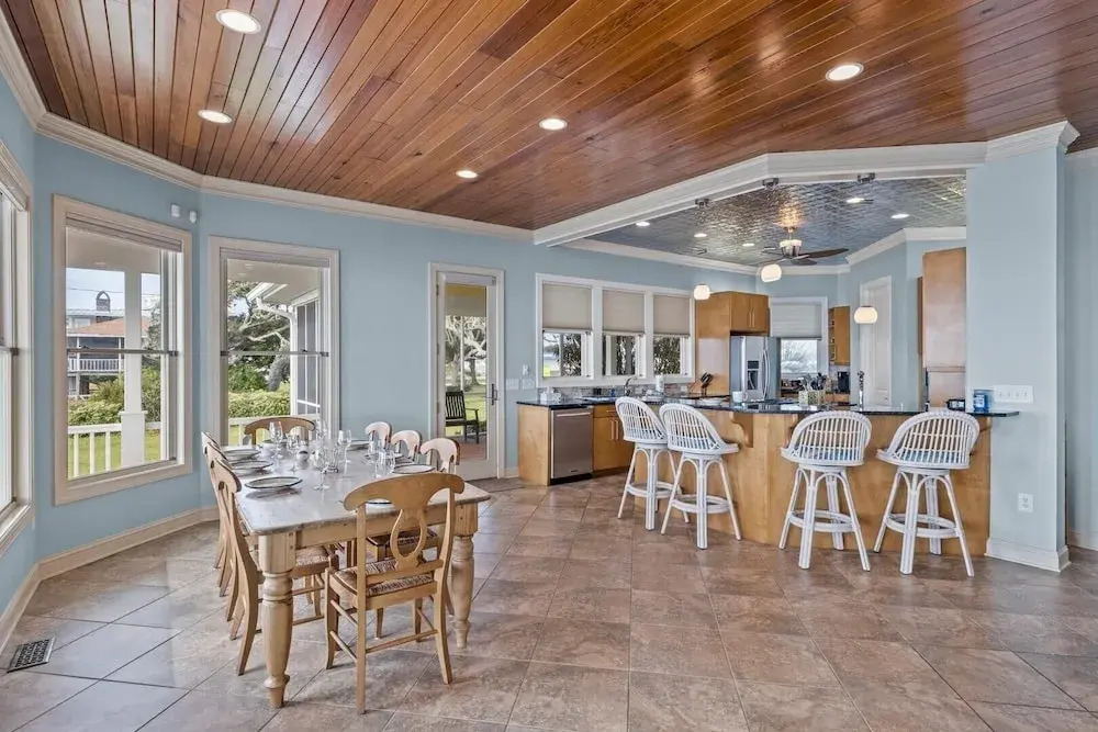 The Island House 5 Bedroom Home by RedAwning