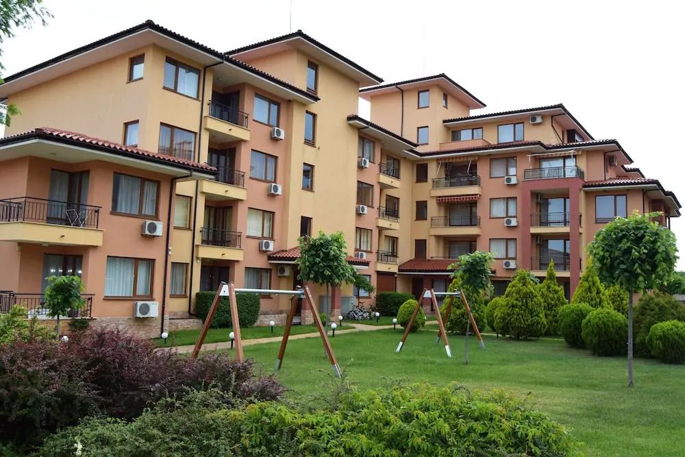 FM Deluxe Studio with Parking & Pool