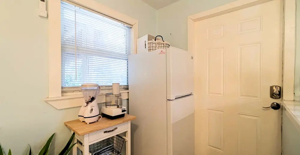 The Secret Garden - The Cottage Near Beach, Shops, Restaurants, Pet Friendly, Close to Lucerne Ave!