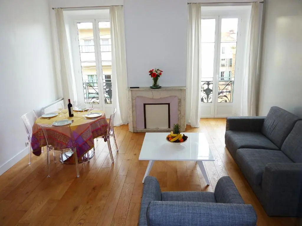 "Le Jazzy" by EnjoyNice, 3-bedroom, 2-bathroom spacious central apartment