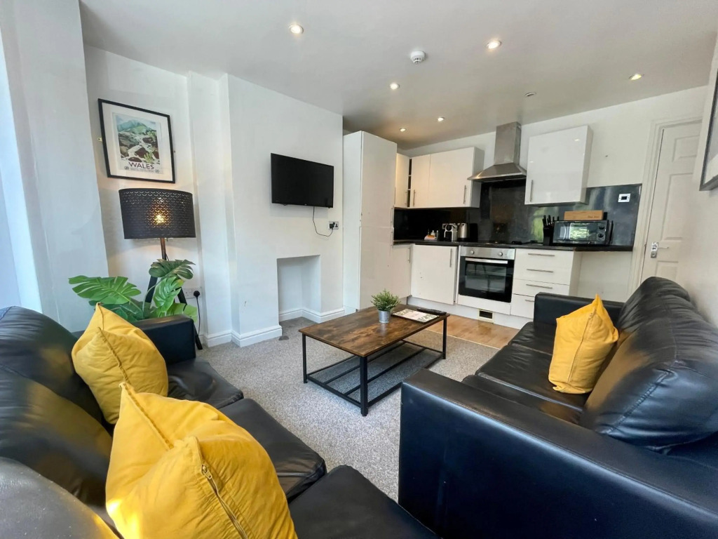 6 Person, 4 Bedroom Light, Warm & Modern Apartment