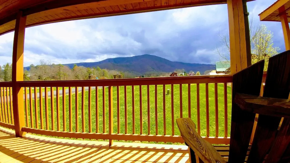 Mountain Breeze 5 Bedrooms 3 Bathrooms Cabin