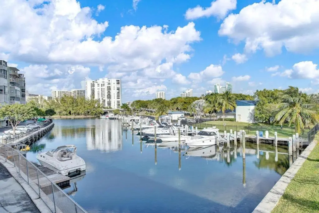 1BR1BATH GORGEOUS HALLANDALE BEACH with POOL and FREE PARKING