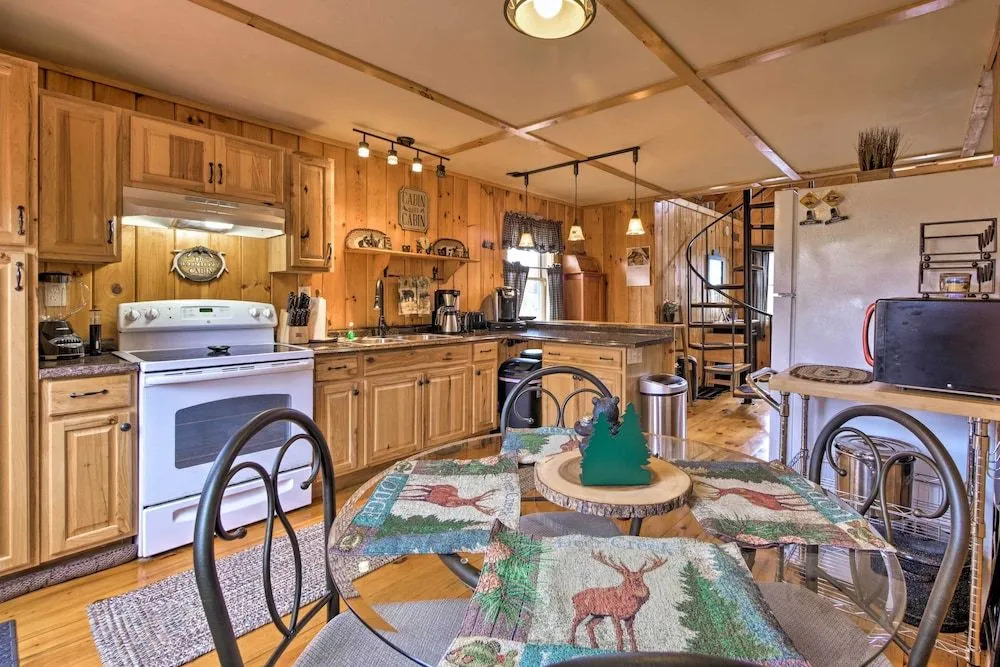 Trenton Chalet - 7 Miles to Acadia National Park!
