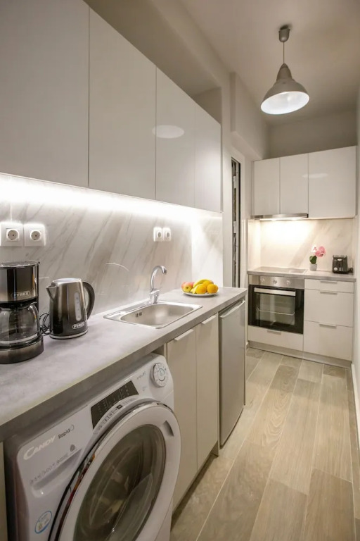 Waikiki Studio in the center by GHH
