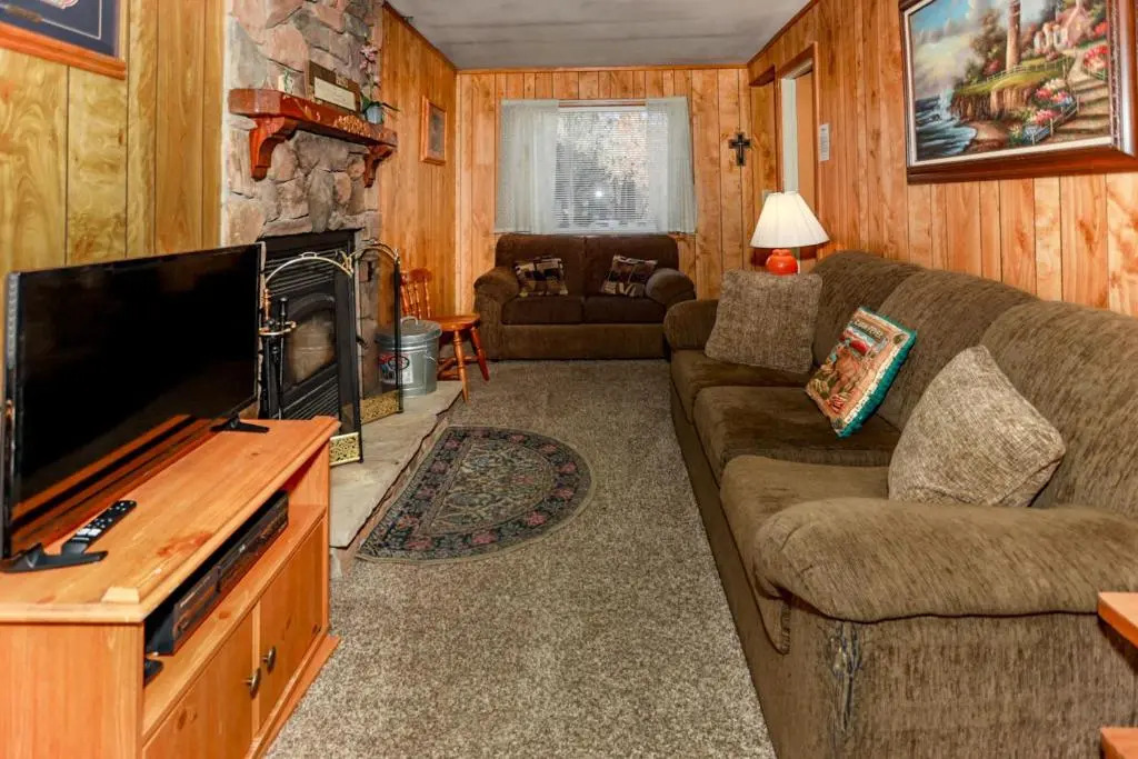 Eagles Cottage - 1975 by Big Bear Vacations