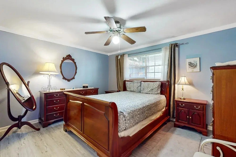 Cozy Condo With Balcony, Walking Distance to Conch House and Wifi