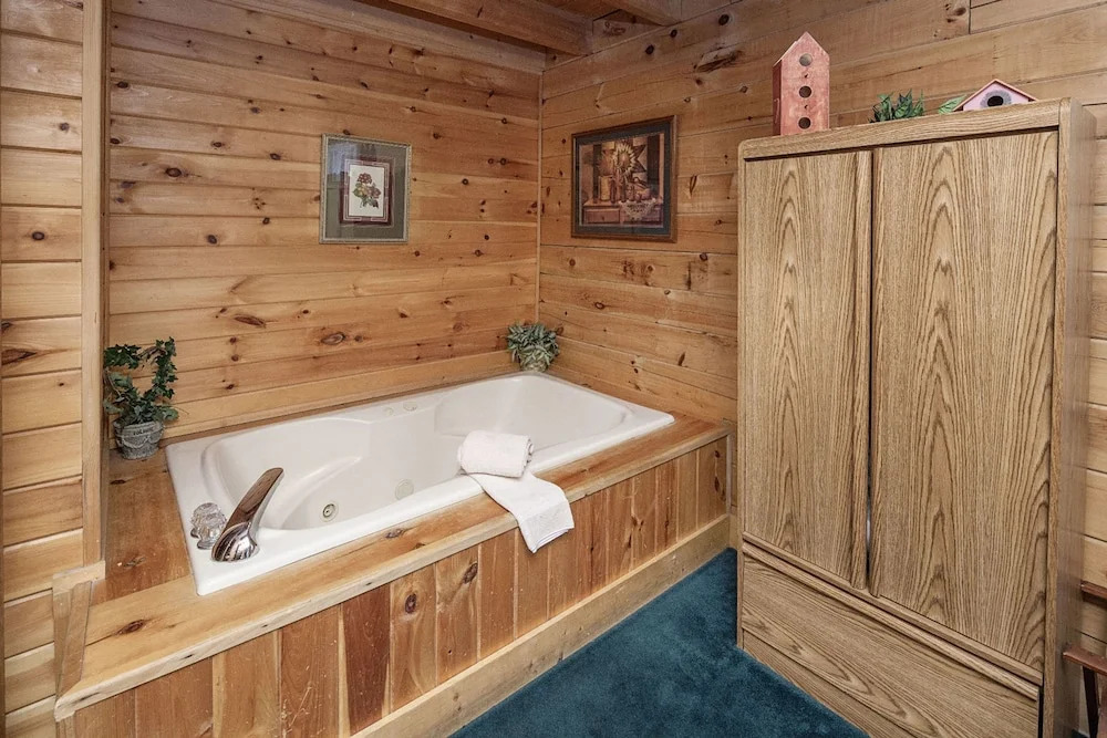 Gerralds Chalet by Heritage Cabin Rentals