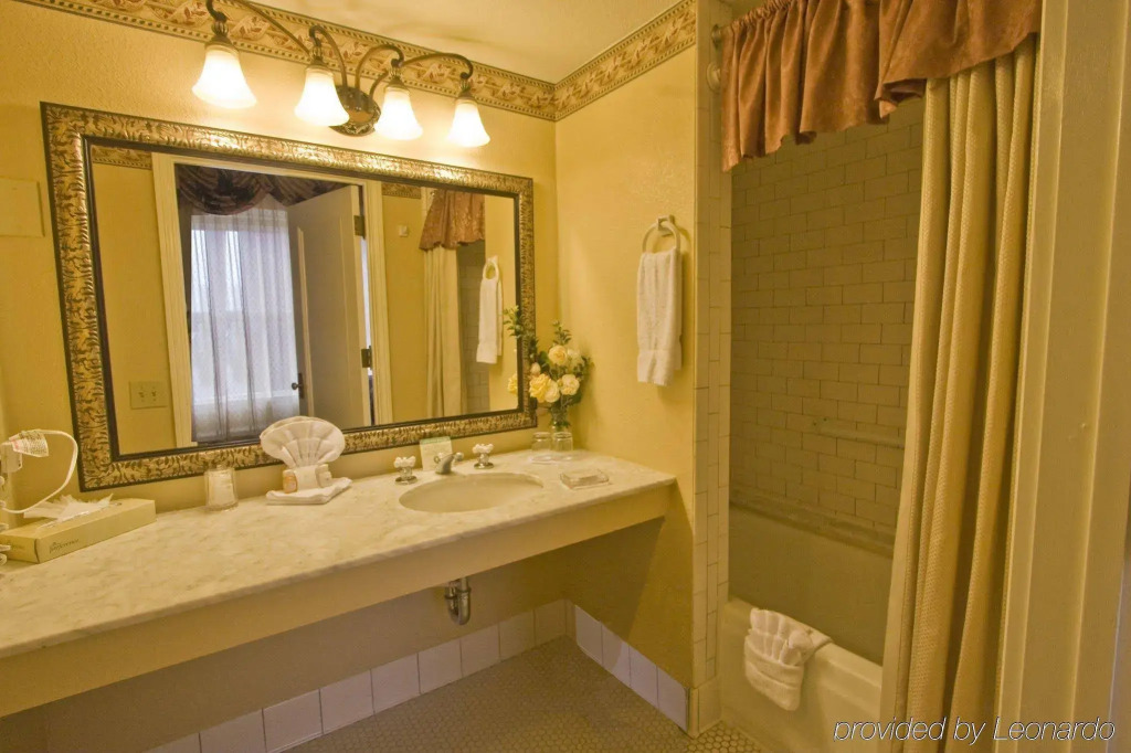 Gaslamp Plaza Suites
