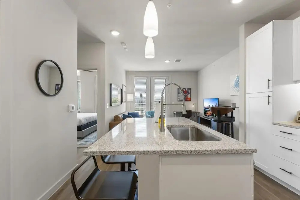 Prime Soco Bright 2BR King Suite w Pool Parking