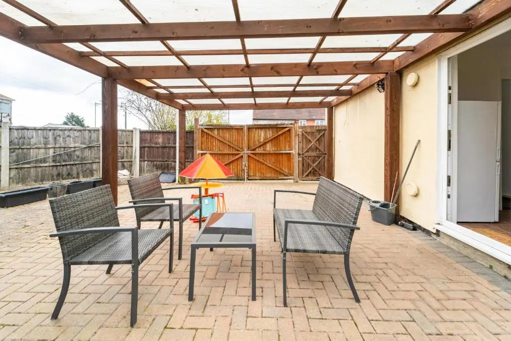 Dwellers Delight Living Ltd Serviced Accommodation, Chigwell, London 3 bedroom House, Upto 7 Guests, Free Wifi & Parking