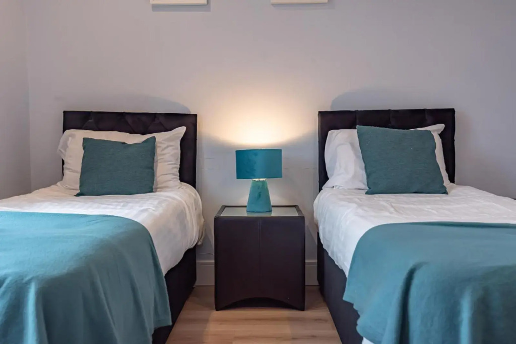 Stylish & Modern 3 Bedroom Reading House with Free WiFi, Netflix, Amazon, Disney, Apple TV By JDF Property