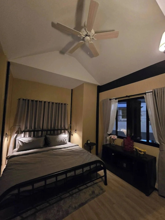 Homey Home UP Themed Near MRT Samyot