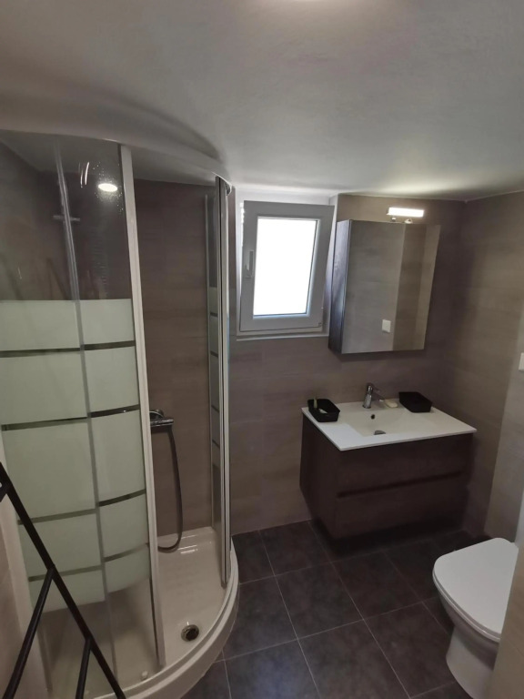 Penthouse spacious w super wifi & terrace, 2 min from metro