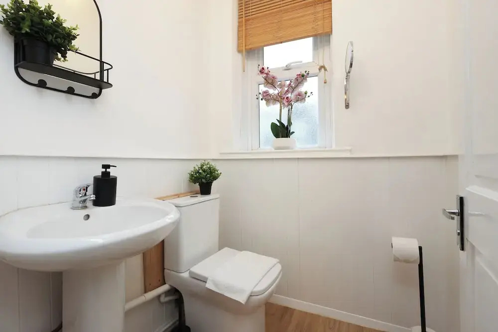 Cardiff City Guesthouse, Central Rooms, Fast Wi-Fi, On-Street Parking