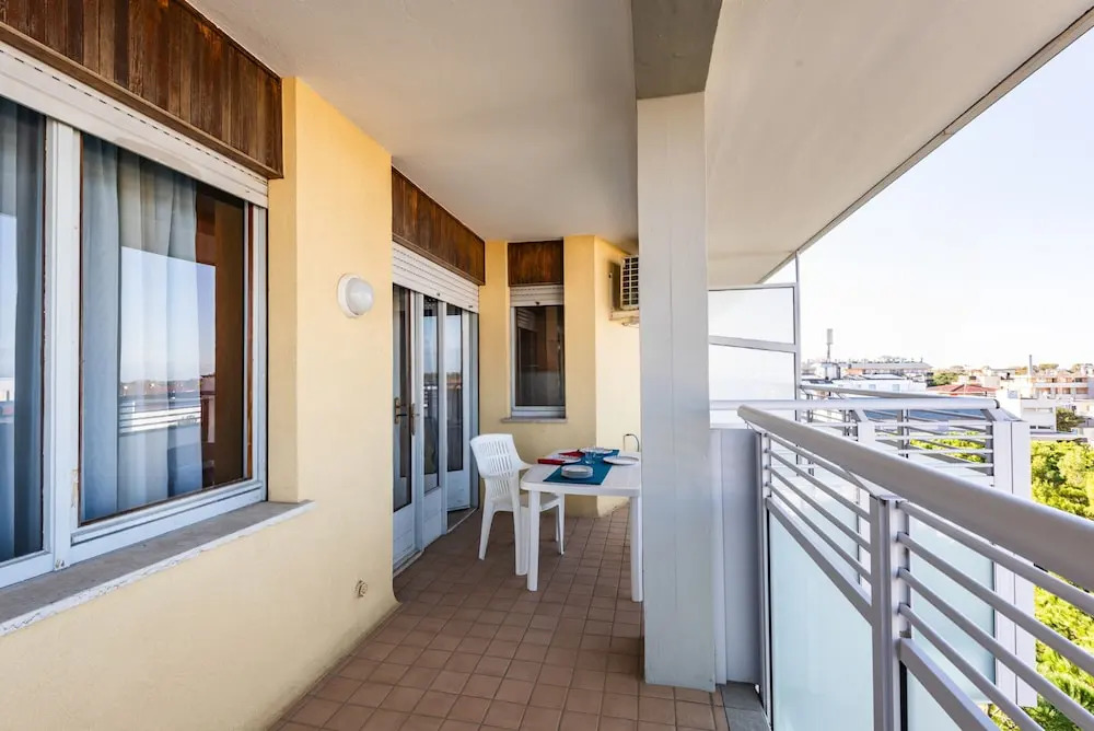 Inviting Apartment With Lateral sea View