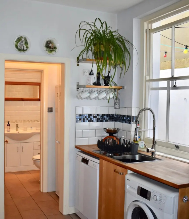 Spacious 1 Bedroom Flat Near The Beach