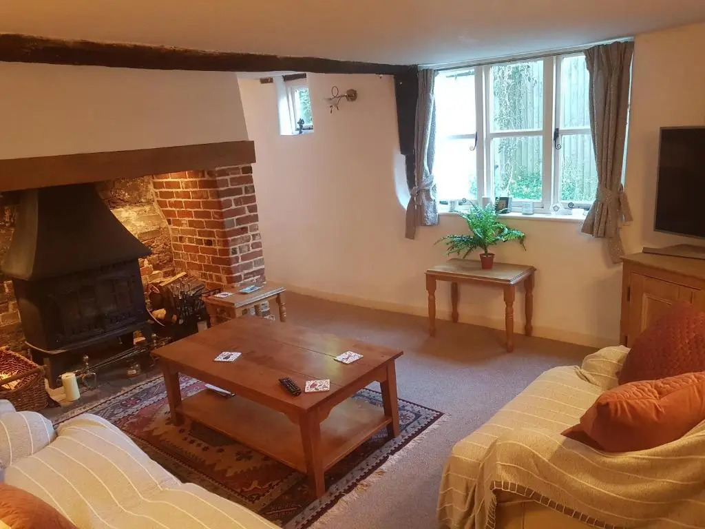 Delightful 3 bed Thatched Cottage Near Winchester