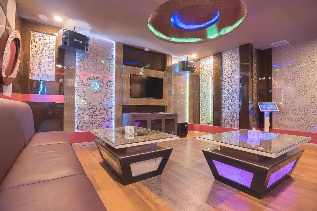 RedDoorz Plus near Mall Nagoya Hill Batam 3