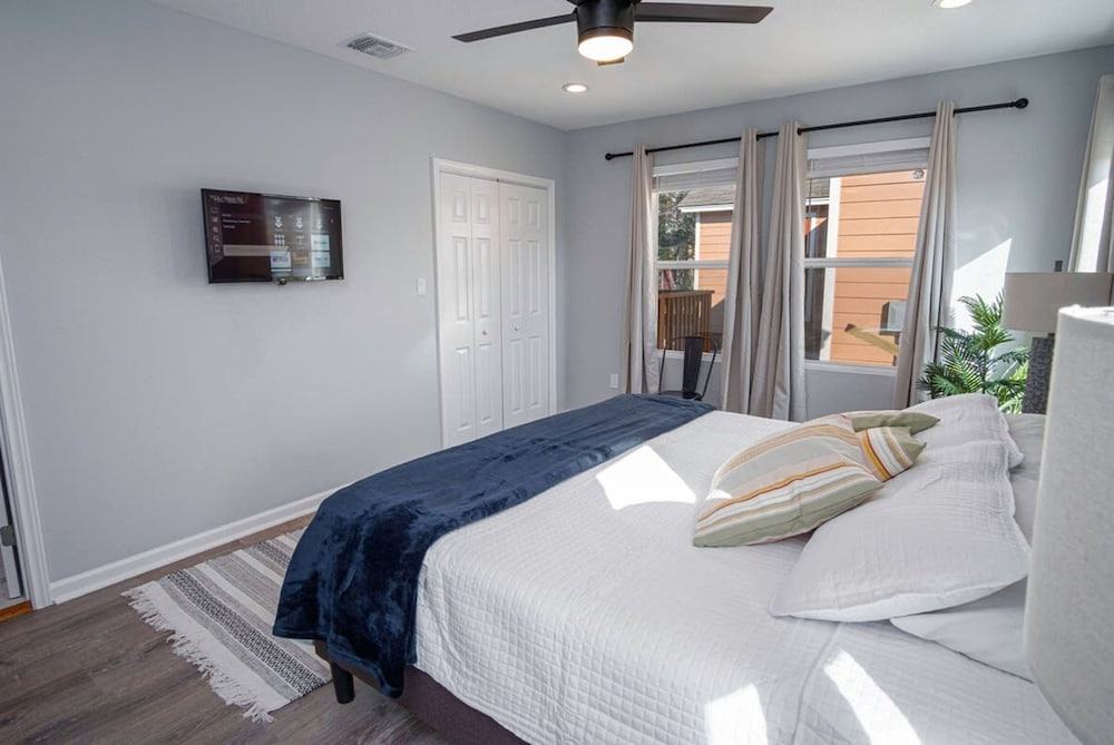 Adorable 4BR 2BA Close to Riverwalk and Downtown