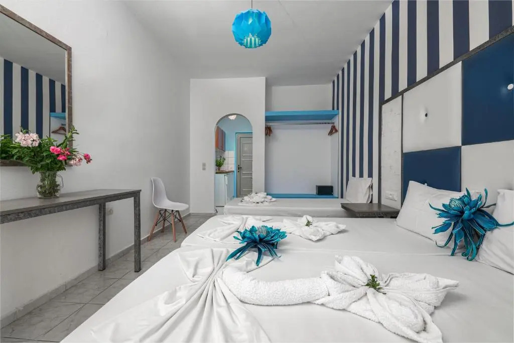Boulevard Studio 10 with side sea view