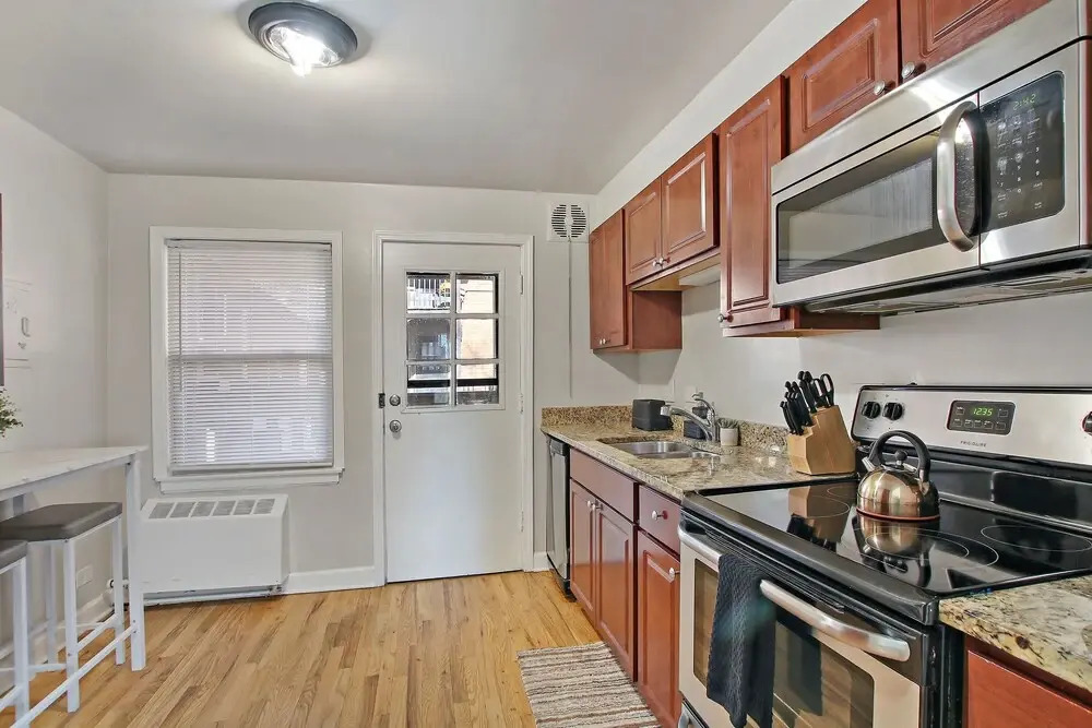 1BR Roomy Apartment in Bowmanville
