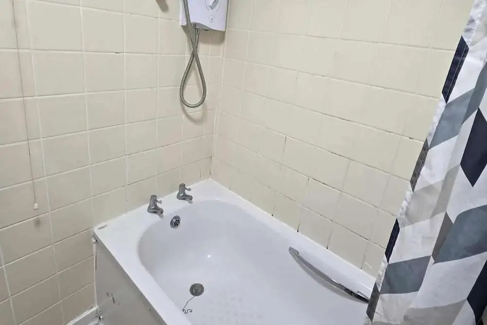 3 Bed House- Sleeps 6 - Parking - Wifi