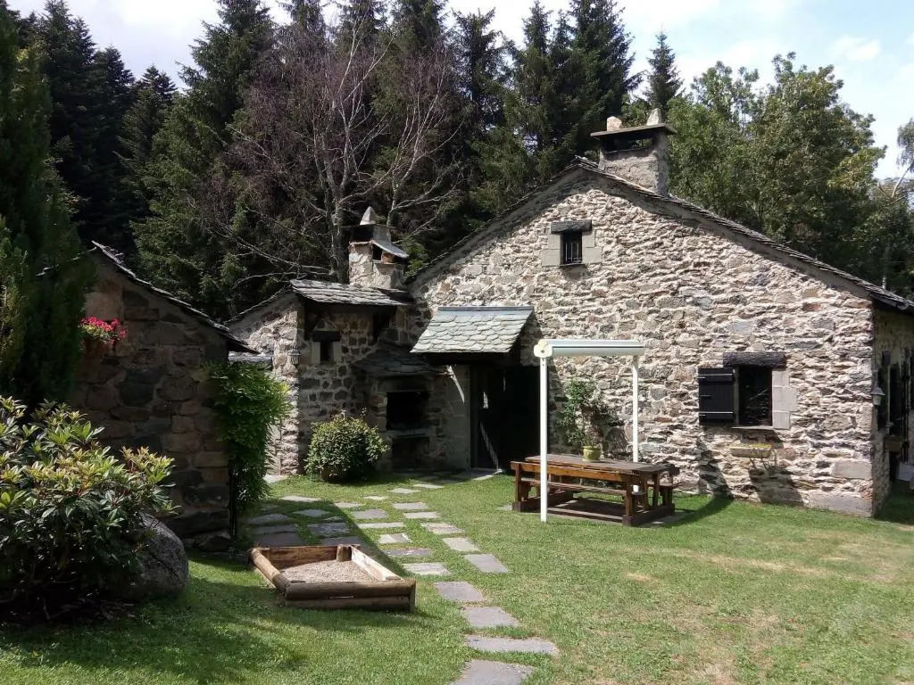 Maison isolée, au cœur des volcans, terrain clos, jeux, confort, cheminée, proche forêts et villages. - FR-1-582-285