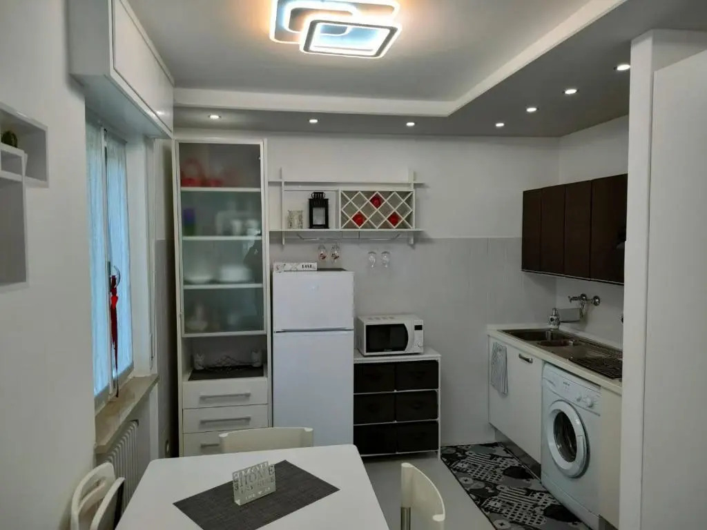 Appartamento Mirabell, FRONTE SPIAGGIA, VISTA MARE CON PARCHEGGIO