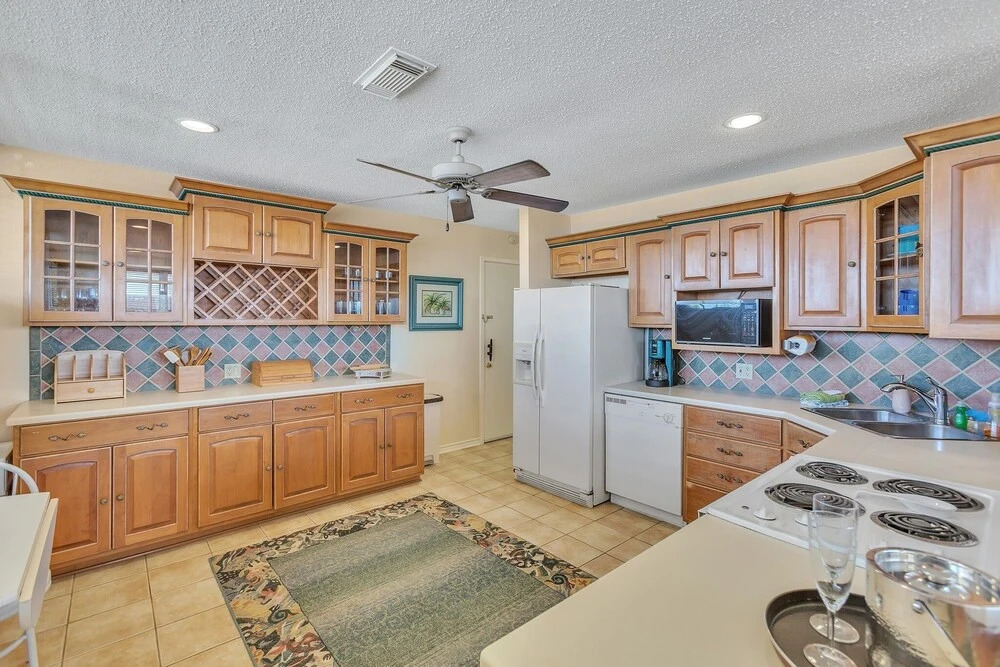 Relax At The Retreat On 62nd Street 2 Bedroom Apts by Redawning