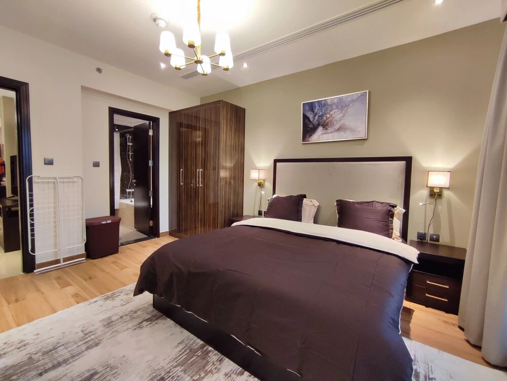 SuperHost - Downtown Apartment With Charming Park Views