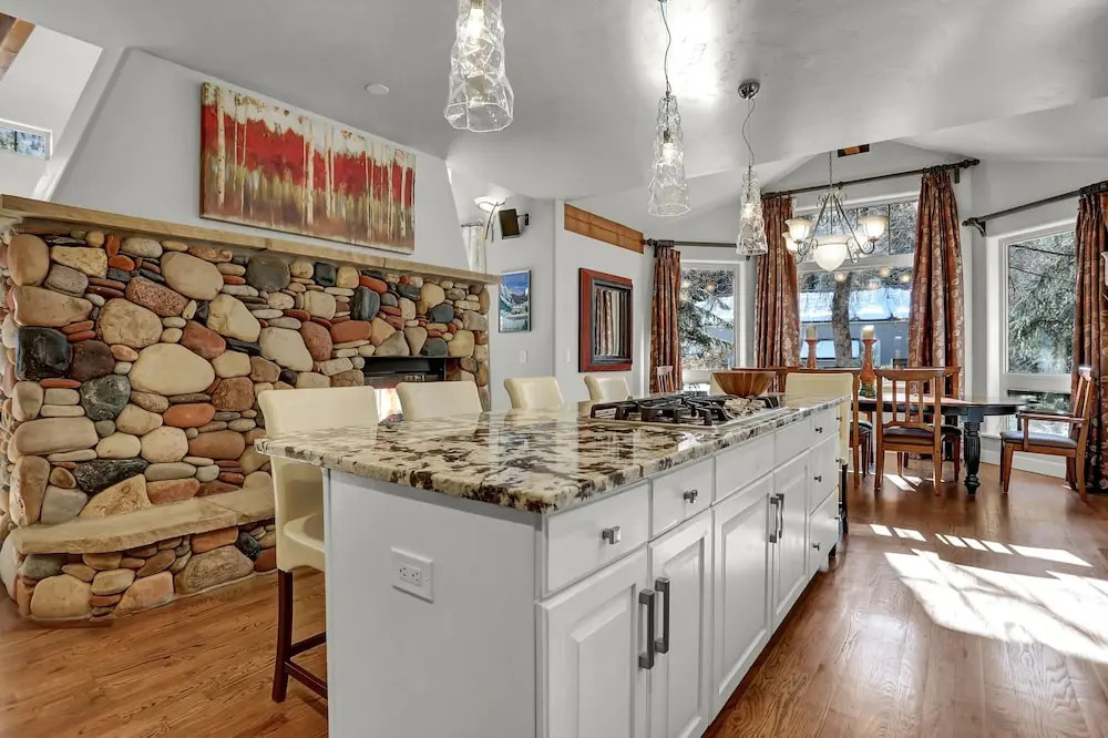 New Listing! Dazzling Custom , Near Skiing 5 Bedroom Home
