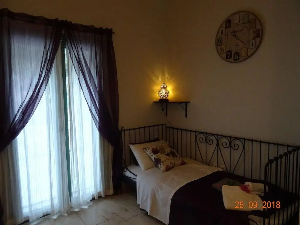 Artistsvillas-Red Rose