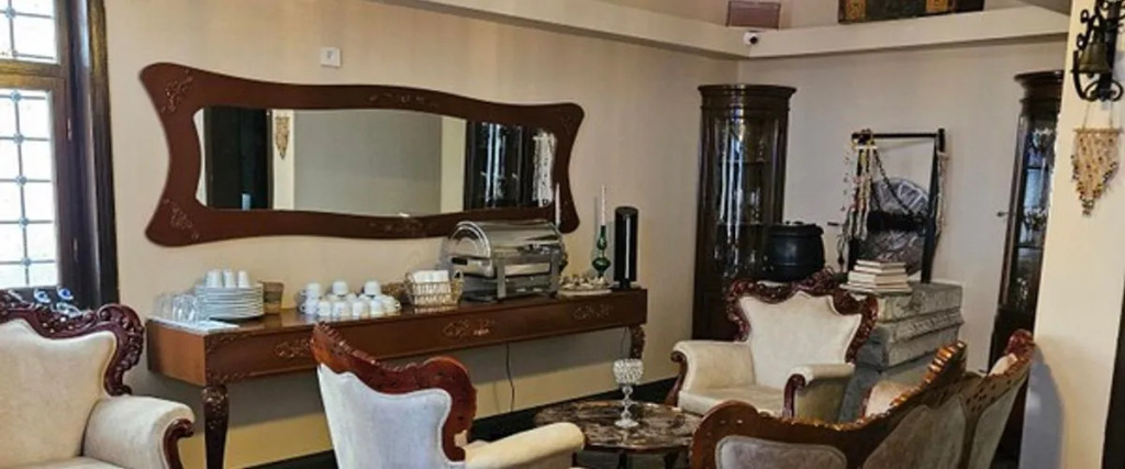 Loost Town Inn Hotel