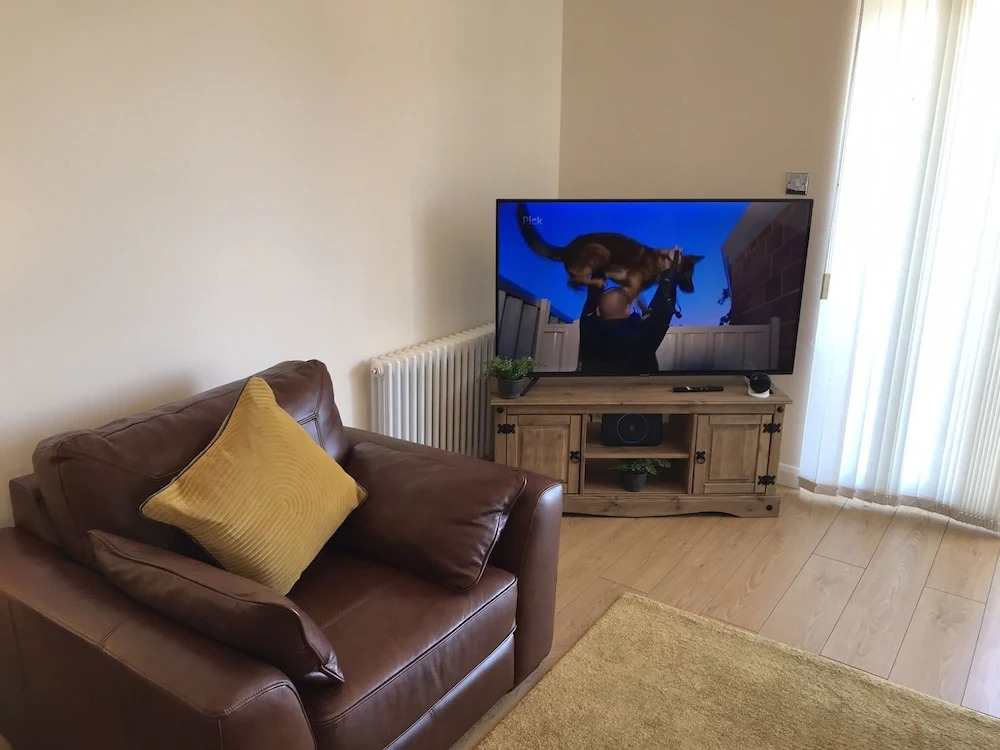 3-bed Apartment - Sleeps 6 - Parking, Wifi, Pets